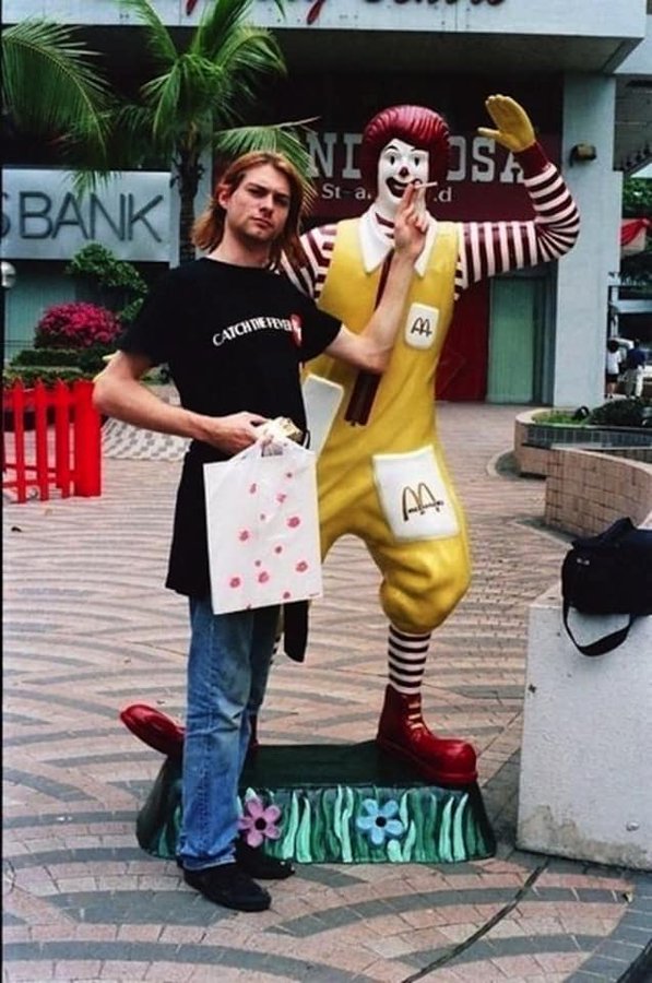 crockpics's tweet photo. Kurt Cobain sharing a smoke with Ronald McDonald in Singapore, 1992. https://t.co/YkOf2ysAzJ