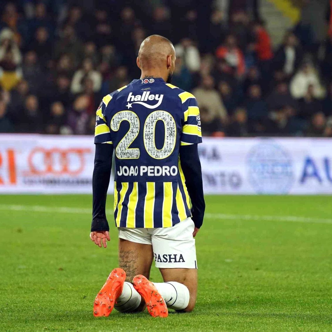 Şansızlıklar peşini bırakmadı. Kaliteli futbolcuydun bizde pek olmadı, yolu açık olsun Joao Pedro