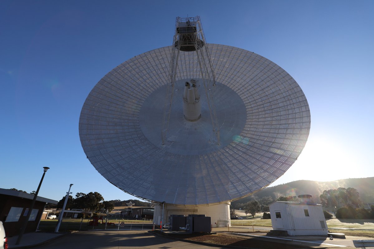 Deep Space Station 43 was transmitting to #Voyager2 this morning, as part of the process to re-establish contact with the spacecraft.
20 billion kms from Earth, the round-trip time for the radio signal will take nearly 37 hours to reach Voyager 2 and get home again. #DSS43 📡〰️🛰️