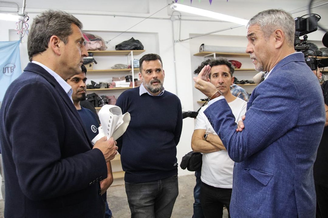 Visitamos junto a <a href="/SergioMassa/">Sergio Massa</a> y <a href="/jorgeferraresi/">Jorge Ferraresi</a> la fábrica de zapatillas Calzados del Sud en Avellaneda donde se lleva adelante una experiencia cooperativa generando inclusión y trabajo.