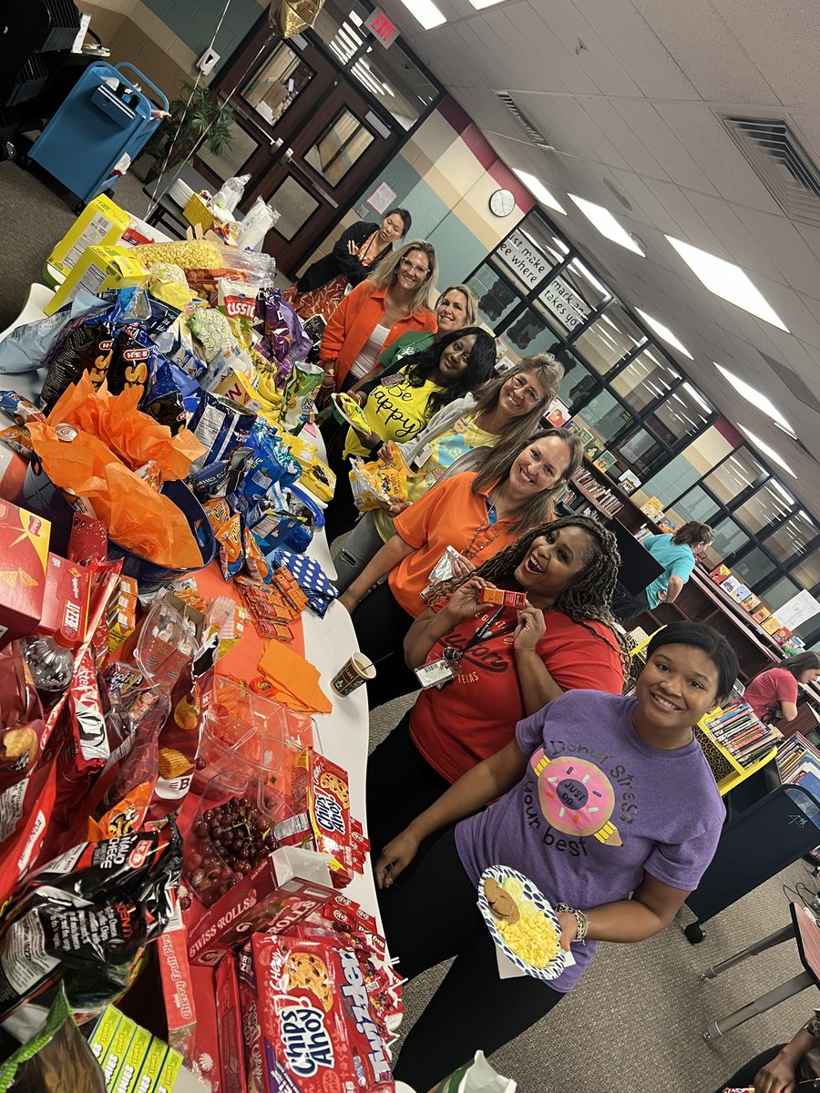 MrsBurke_LSE's tweet photo. @HumbleISD_LSE we had a Color Party today because #WeAreVibrant &amp; as a team we built a snack buffet for the whole campus to help get ready for our Leopards on these long days! @HumbleISD #TeamWorkMakesTheDreamWork @PrincipalBenton @Christy_Erb @StephanieRDavi1 @AlisonPier99145 https://t.co/I6CswCSCJ9
