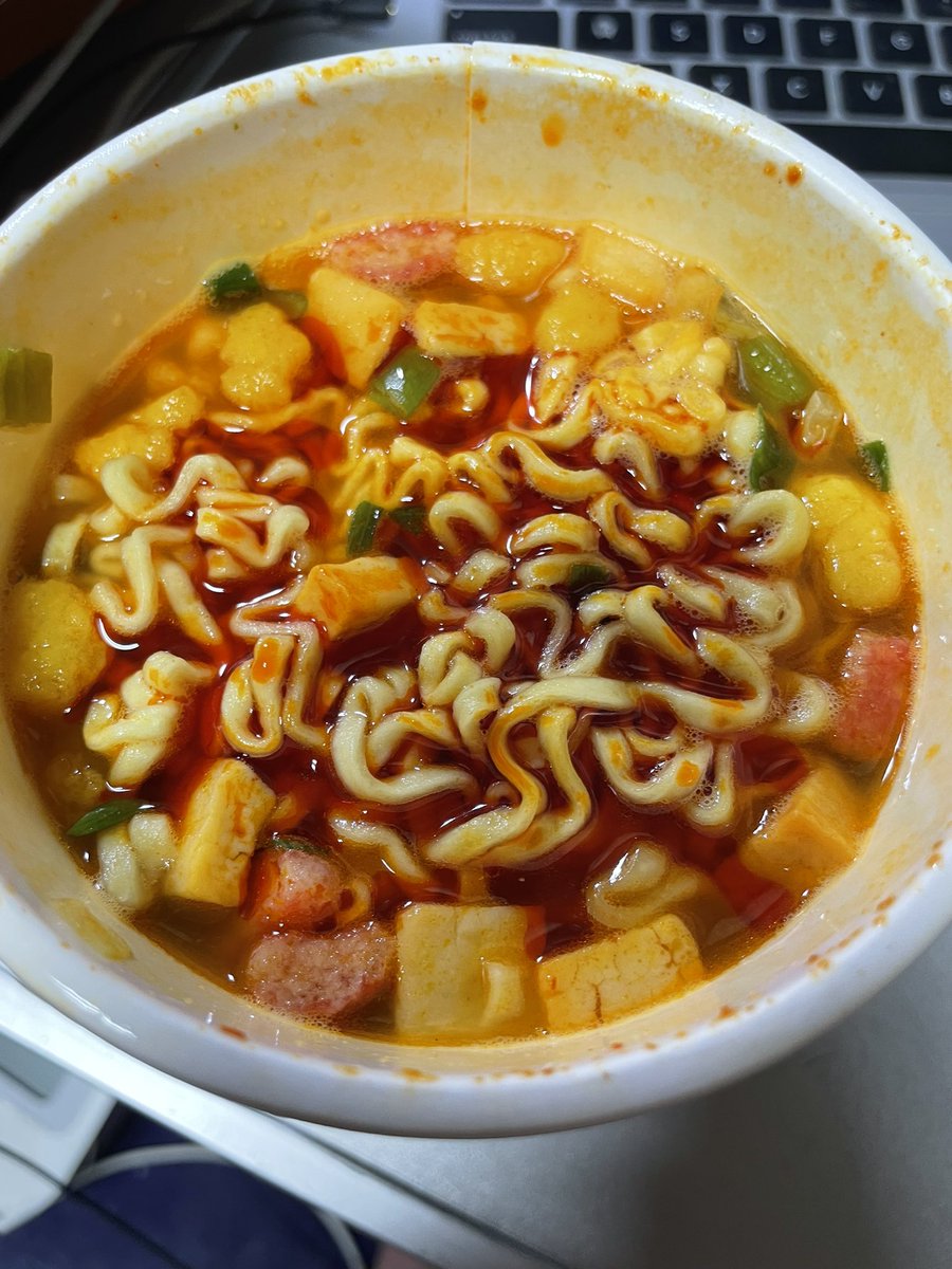 twiginza's tweet photo. 〆は在庫してたスンドゥブラーメン😊この手の奴はハズレる事が多いのですが果たしてどうでしょうか?🙄暑いから400FDのたぁさん喰いにて。そしたらなんとぉーっ!しっかり辛くて甘さなく完璧なスンドゥブ‼️こ、これは、うみゃ〜!😆😆😆
#400FD
#たぁさん喰い
#スンドゥブ https://t.co/NWvVDM6z6F
