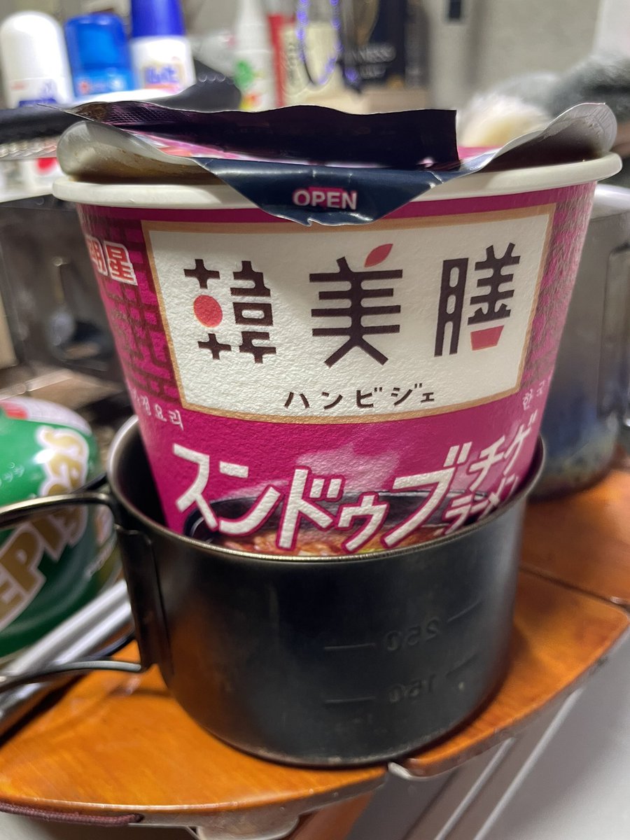 twiginza's tweet photo. 〆は在庫してたスンドゥブラーメン😊この手の奴はハズレる事が多いのですが果たしてどうでしょうか?🙄暑いから400FDのたぁさん喰いにて。そしたらなんとぉーっ!しっかり辛くて甘さなく完璧なスンドゥブ‼️こ、これは、うみゃ〜!😆😆😆
#400FD
#たぁさん喰い
#スンドゥブ https://t.co/NWvVDM6z6F