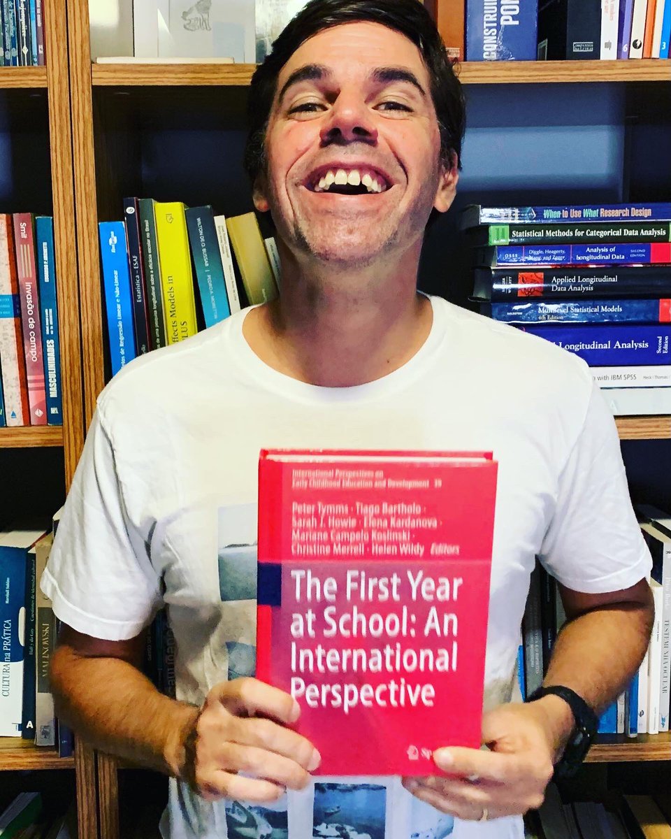 Cheguei ontem de Brasília em uma agenda com o MEC para falar sobre o SAEB da EI e tive a grata supresa de receber a cópia física do nosso novo livro “The First Year at School: an International Perspective”. Muito orgulho dessa parceria com pesquisadores de vários países 🙌