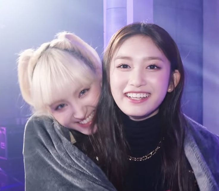 yus4jin's tweet photo. a thread of leeseo being the comfort and the baby of ive; https://t.co/6yN0btrV8u