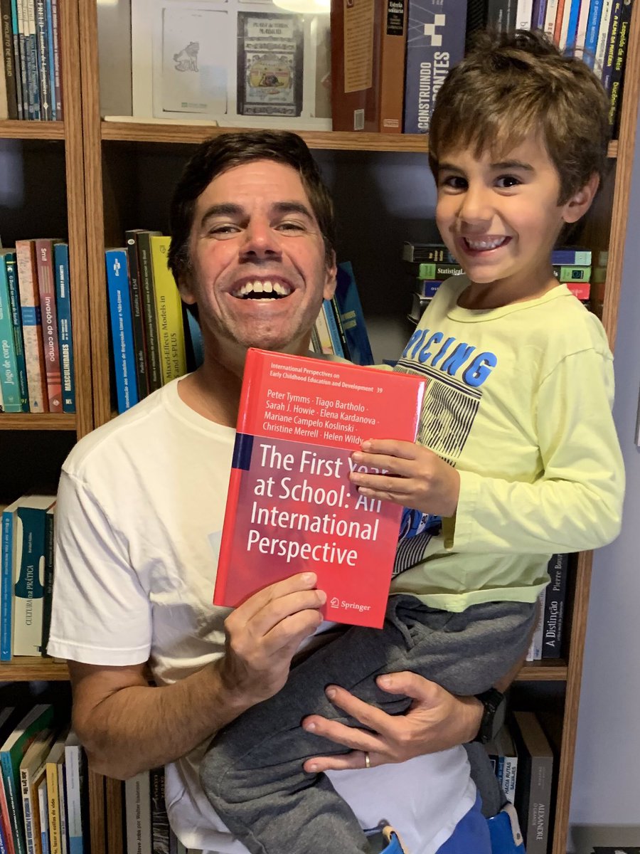 Meu primeiro filho lindão segurando o segundo filho (também bonitão) 😂