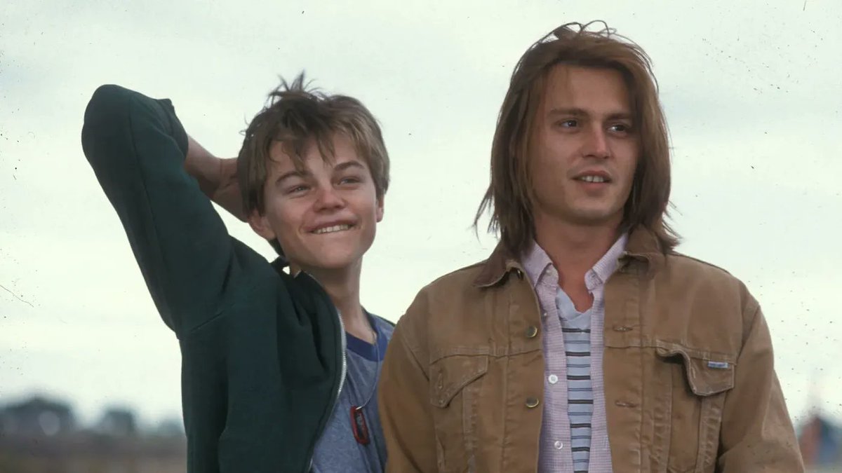 LeFilmanthrope's tweet photo. Dans un village perdu, #GilbertGrape est le héros malgré lui de sa famille. Devenu indispensable pour les siens et condamné à veiller sur eux, il endosse un rôle paternel qu'il ne devrait pas avoir. Au détriment de son propre bonheur, allant jusqu'à effacer ses envies et désirs. https://t.co/zNk3mO7YHs