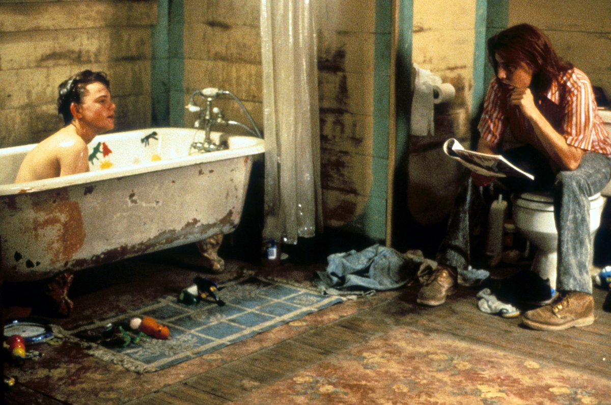 LeFilmanthrope's tweet photo. Dans un village perdu, #GilbertGrape est le héros malgré lui de sa famille. Devenu indispensable pour les siens et condamné à veiller sur eux, il endosse un rôle paternel qu'il ne devrait pas avoir. Au détriment de son propre bonheur, allant jusqu'à effacer ses envies et désirs. https://t.co/zNk3mO7YHs