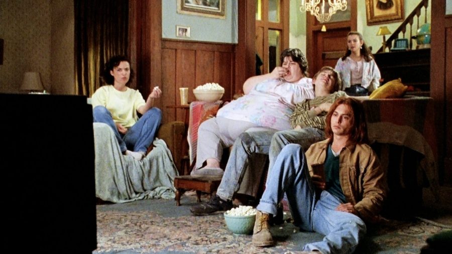 LeFilmanthrope's tweet photo. Dans un village perdu, #GilbertGrape est le héros malgré lui de sa famille. Devenu indispensable pour les siens et condamné à veiller sur eux, il endosse un rôle paternel qu'il ne devrait pas avoir. Au détriment de son propre bonheur, allant jusqu'à effacer ses envies et désirs. https://t.co/zNk3mO7YHs