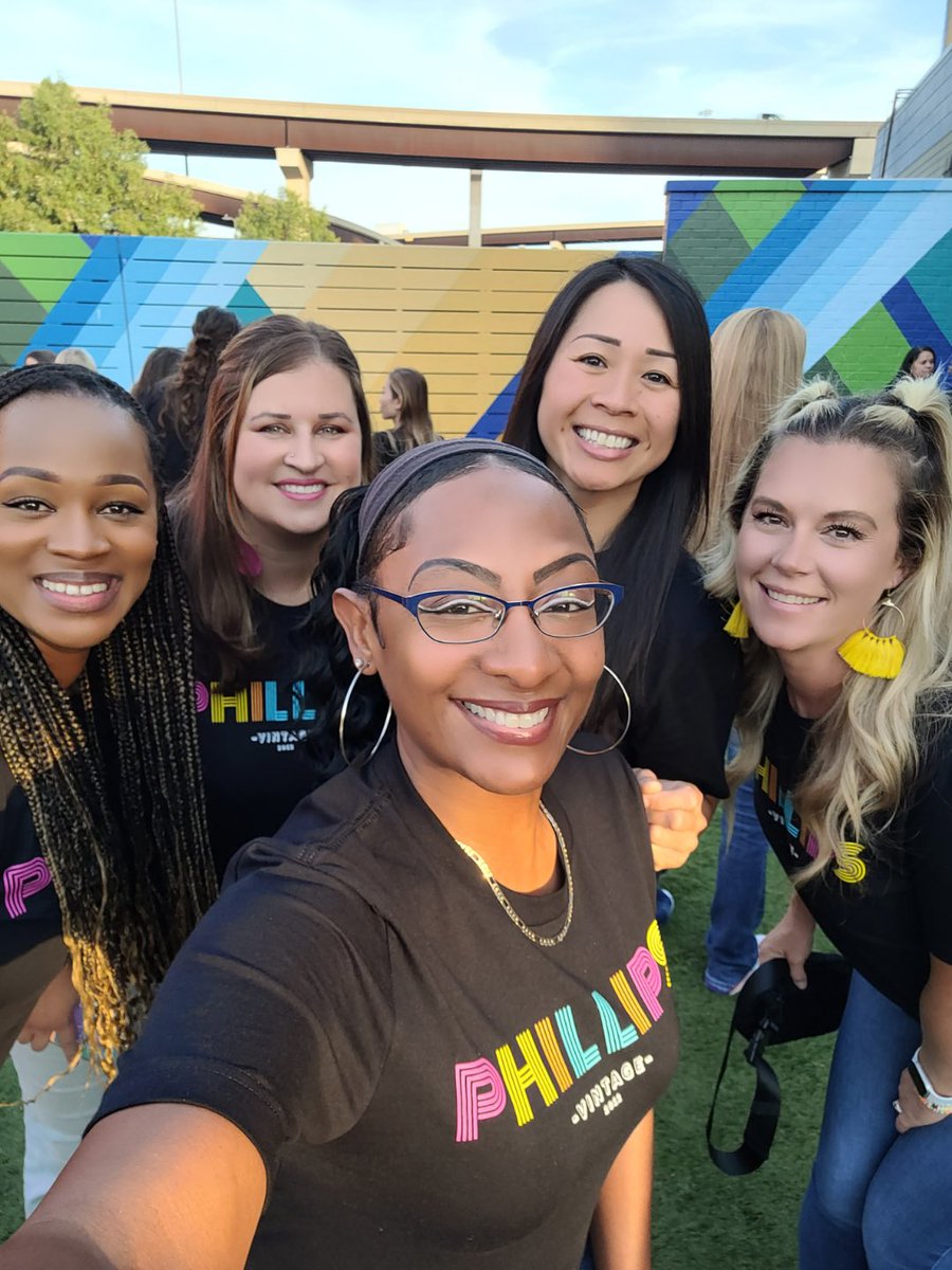 gibbschfrisco's tweet photo. Year 7 with some amazing educators and women! It’s going to be an amazing year!  @RonaLBrowning @phillipsduong @FadayomiQ @PhillipsElem https://t.co/0kxFUqqW8c