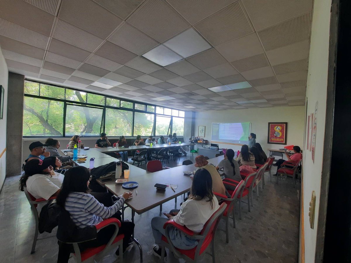 CentroVitoriaMX's tweet photo. 🌿El pasado sábado durante la Sesión XV de la Escuela para #JuventudesDefensoras "Miguel Concha", reflexionamos junto a Serpaj-Colectiva Paz y No violencia UNAM sobre la importancia de hacer una lectura detallada de las violencias y reconocer(las) estructural y culturalmente🧵(1) https://t.co/QgRFv0Jb8v