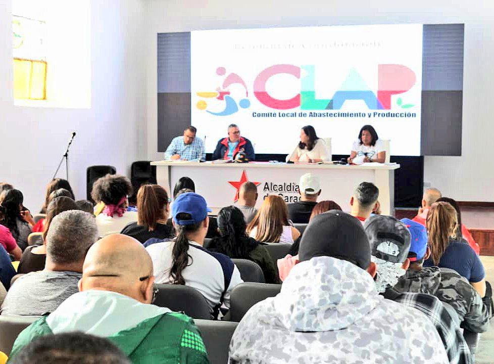 LealTelleria's tweet photo. La unión monolítica del poder popular y los Clap de Caracas fortalece la gran capacidad de despliegue y distribución de alimentos de la Misión Alimentación. Junto a la alcaldesa @gestionperfecta y el Estado Mayor de Alimentación, vamos a la cobertura total en las 22 Parroquias. https://t.co/owXheIU1Dr