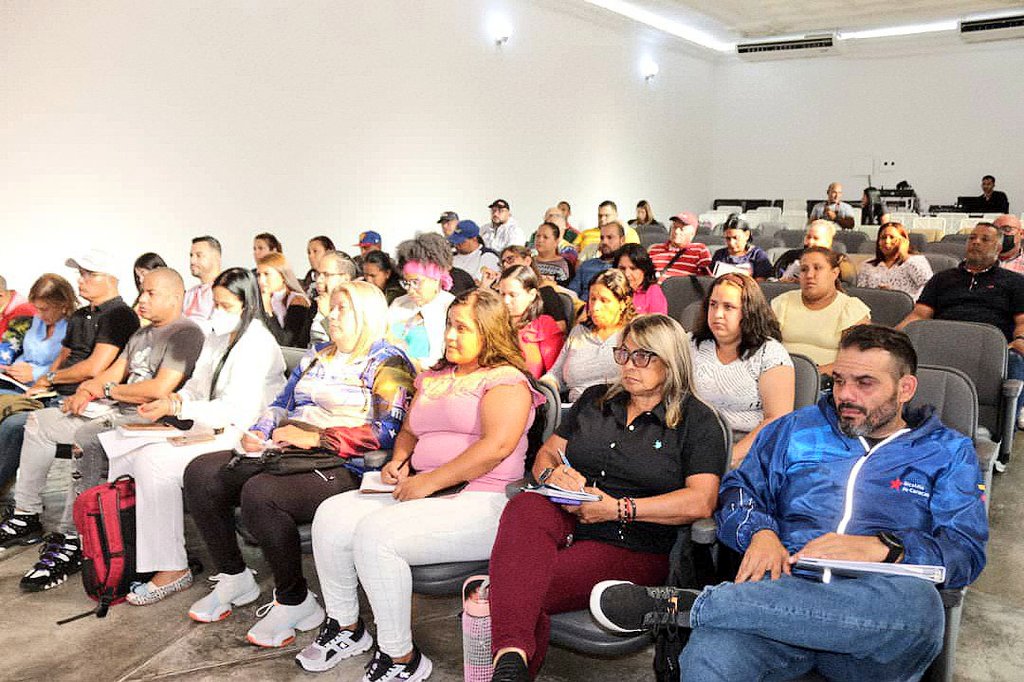 LealTelleria's tweet photo. La unión monolítica del poder popular y los Clap de Caracas fortalece la gran capacidad de despliegue y distribución de alimentos de la Misión Alimentación. Junto a la alcaldesa @gestionperfecta y el Estado Mayor de Alimentación, vamos a la cobertura total en las 22 Parroquias. https://t.co/owXheIU1Dr