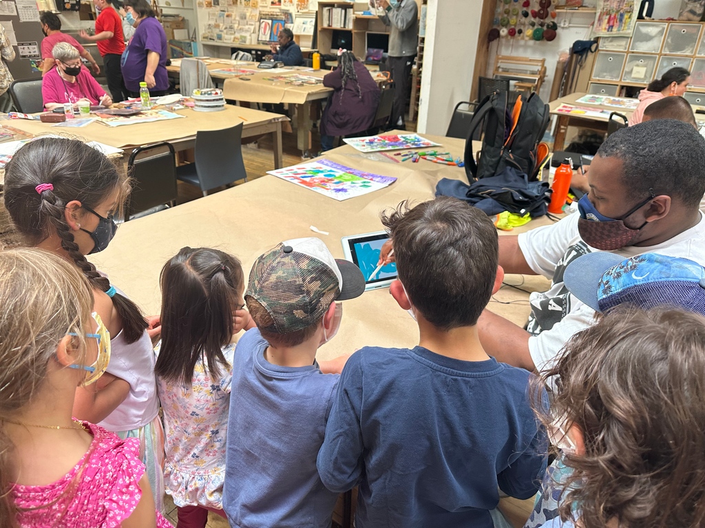 creativityxplrd's tweet photo. Last week, CE artist #AdeLewis showed some campers from the summer program at Katherine Michiels School (@kmsofsf) how to draw on an iPad! ☀️ Schedule a group visit with us by emailing gallery@creativityexplored.org.
#Students #SFArts #SupportDisabledArtists #Neurodivergent https://t.co/UIq5LSrYyC