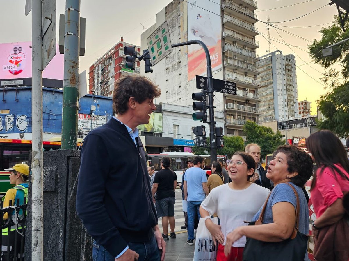 Con <a href="/InesGorbea/">Inés Gorbea💚</a> y <a href="/rodrigodeloredo/">Rodrigo de Loredo</a> caminamos por Belgrano y charlamos con comerciantes y vecinos de la zona sobre los desafíos que aún quedan por encarar en la Ciudad. Nos contaron que sus principales preocupaciones son el tránsito y la recolección de residuos. Por eso, vamos a