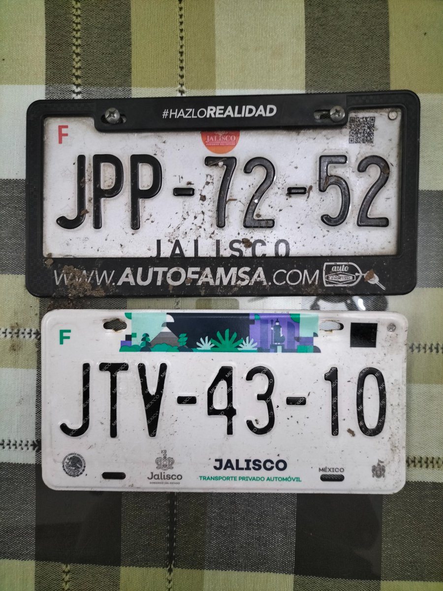 guadaloperru's tweet photo. @Trafico_ZMG  
Servicio social
Placas encontradas en Av Industrial textil https://t.co/3hoaEqkv8x