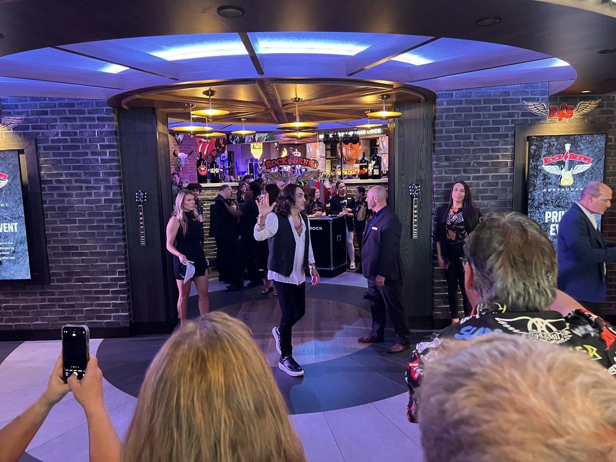 Larry62376714's tweet photo. Great to finally see @genesimmons and @PaulStanleyLive in Milwaukee (our 7yo daughter helped getting autographs 😄) https://t.co/FIFX8Kr3GJ