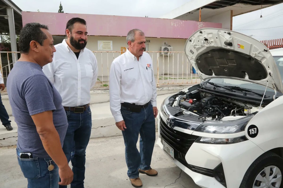 GobDeCoahuila's tweet photo. El Director General de @DIFCoah, Roberto Cárdenas Zavala, encabezó la #supervisión mecánica de los vehículos #UNEDIF que operan en #PiedrasNegras. https://t.co/c8pX9Yyczz