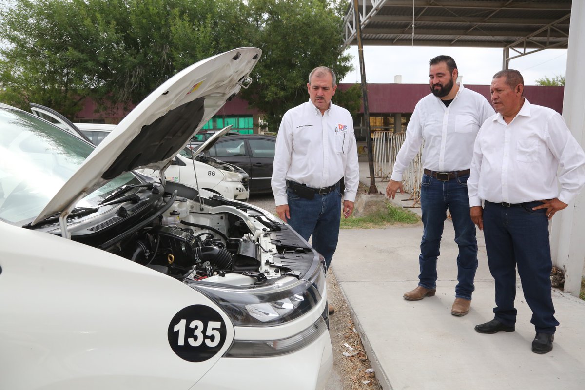 GobDeCoahuila's tweet photo. El Director General de @DIFCoah, Roberto Cárdenas Zavala, encabezó la #supervisión mecánica de los vehículos #UNEDIF que operan en #PiedrasNegras. https://t.co/c8pX9Yyczz