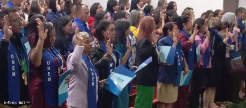 #EstamosDeFiesta🗣️|| Nuestras felicitaciones a la #UTGUBolívar por la realización de su #VActoDeGrado, orgullosos de los 98 graduandos que celebran sus éxitos. 
¡Felicidades 🎉!

#GoogleCensuraAlPueblo 
<a href="/NicolasMaduro/">Nicolás Maduro</a>
<a href="/_LaAvanzadora/">Yelitze Santaella</a>
@MPPEDUCACION
<a href="/sandraoblitasr/">Sandra Oblitas Ruzza</a>
<a href="/mppeduniv/">@MPPEDUNIV</a>