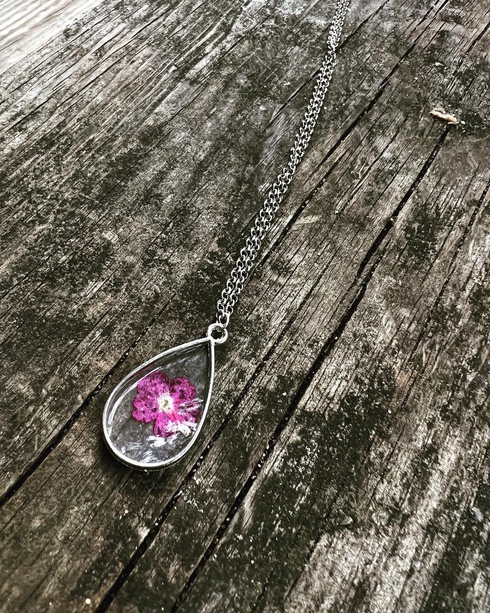 Our “Sweet Flower” pendent is now available for sale🌺

This beauty is $20 w/ a $5 shipping fee! Get her before she’s gone💚💜
.
.
#resinart #resinartwork #etsyshop #handmadejewelry #beautiful #necklace #pendent #sweet #supportblackownedbusinesses #supportsmallbusiness #shopsmall