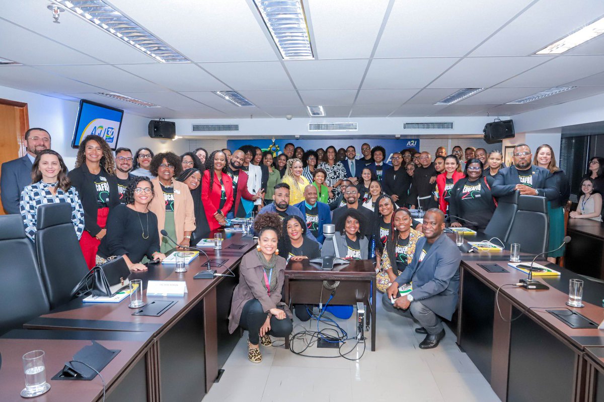 <a href="/silviolual/">Silvio Almeida</a> À tarde recebemos, junto com a ministra <a href="/aniellefranco/">Anielle Franco</a>, cerca de 50 jovens negros recém-formados em Direito com apoio da Educafro, organização voltada à inclusão da população negra por meio do acesso ao ensino superior.