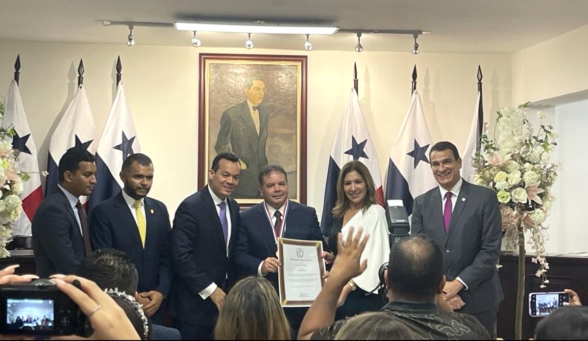 TEJADAABOGADOS's tweet photo. Destacado en la práctica del litigio judicial, nuestro socio director Juan Antonio Tejada Espino recibe reconocimiento del Colegio Nacional de Abogados. https://t.co/jzBzt2z4YP
