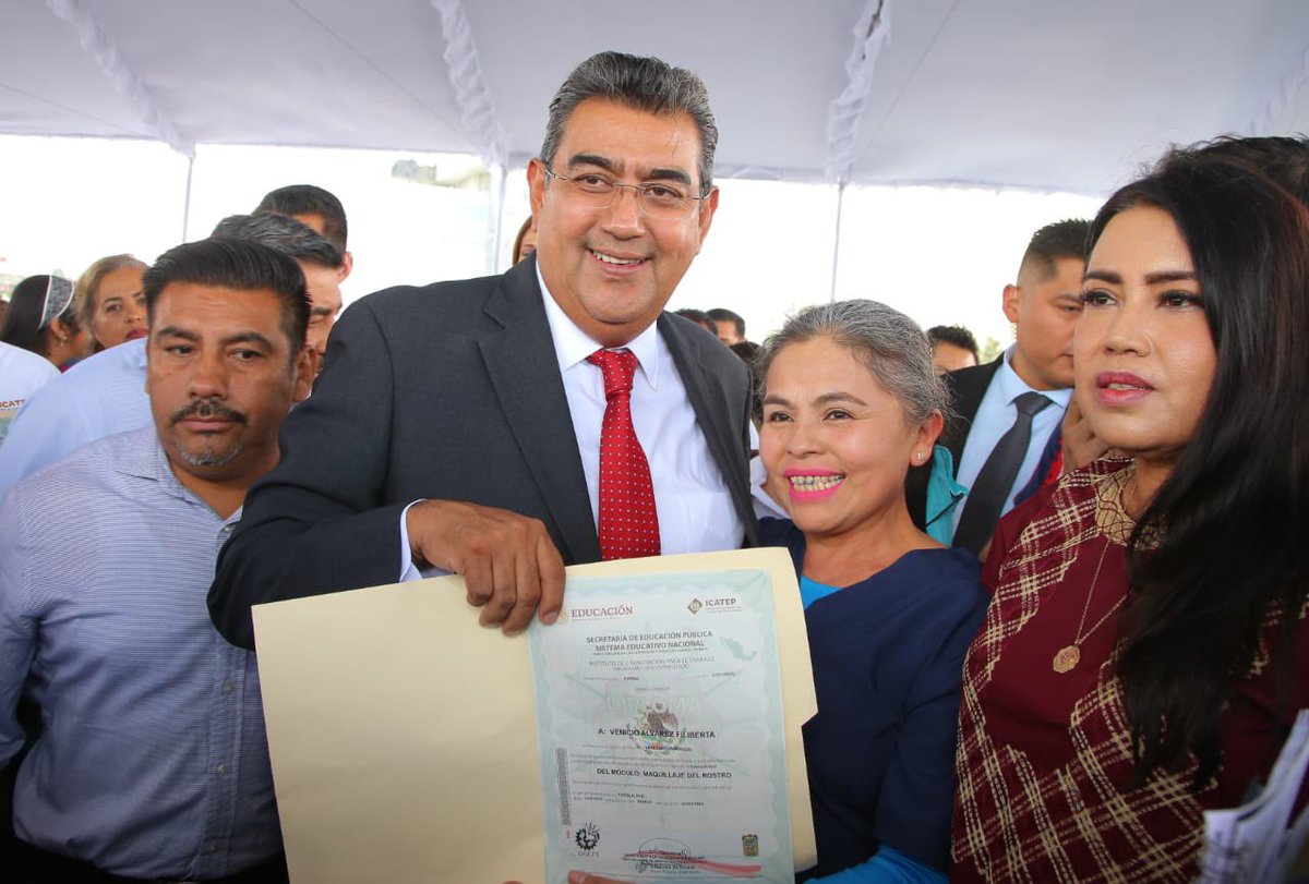 SergioSalomonC's tweet image. Una de las razones por las que #Puebla sigue acelerando, es gracias a que contamos con gente muy trabajadora y bien calificada ✔️🧑‍💻👨‍💼

Felicito mucho a quienes hoy entregamos su certificado del @ICATEP_Oficial, junto a su director general @JONHYSALAZAR. 

El éxito de lo que hoy…