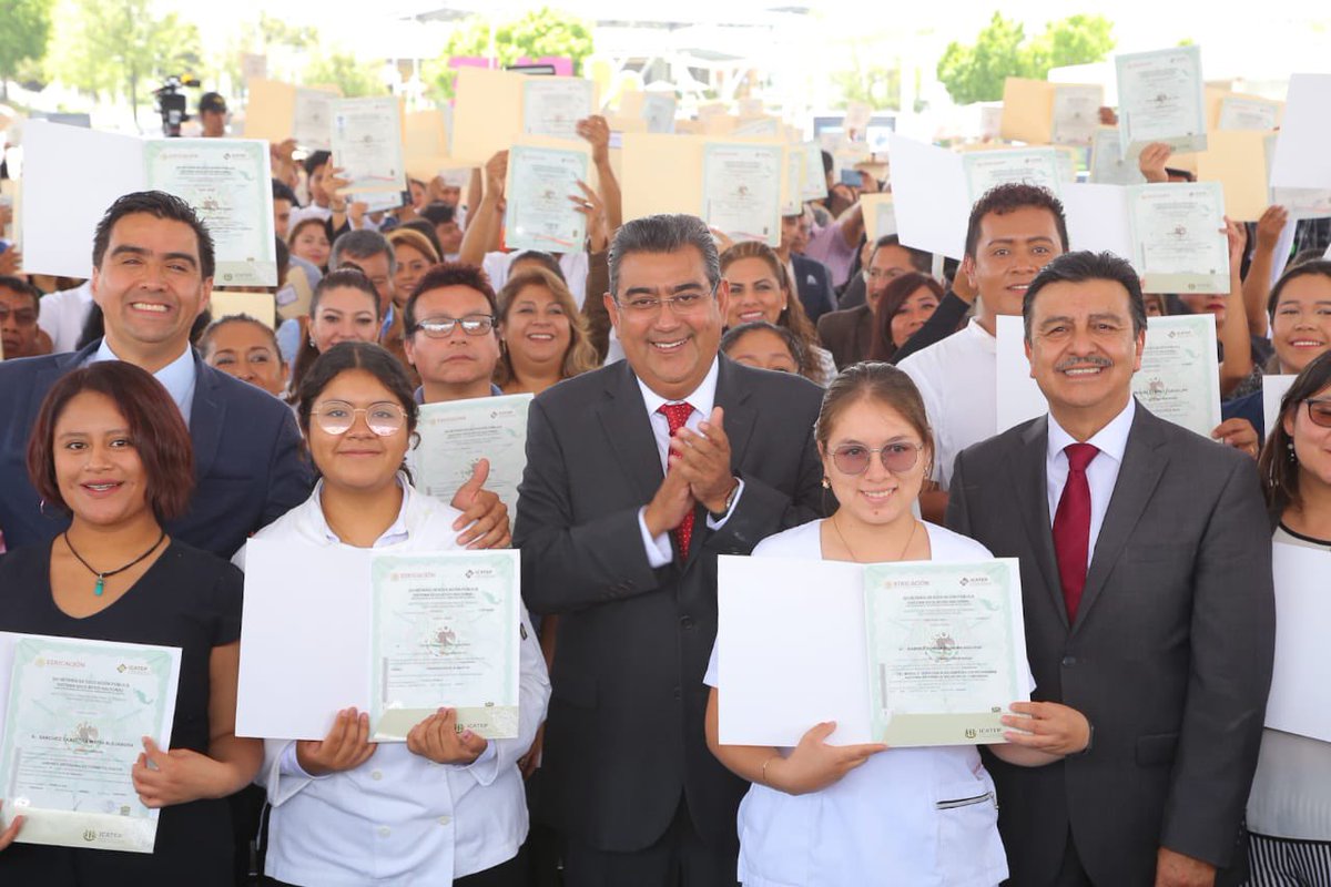 SergioSalomonC's tweet image. Una de las razones por las que #Puebla sigue acelerando, es gracias a que contamos con gente muy trabajadora y bien calificada ✔️🧑‍💻👨‍💼

Felicito mucho a quienes hoy entregamos su certificado del @ICATEP_Oficial, junto a su director general @JONHYSALAZAR. 

El éxito de lo que hoy…