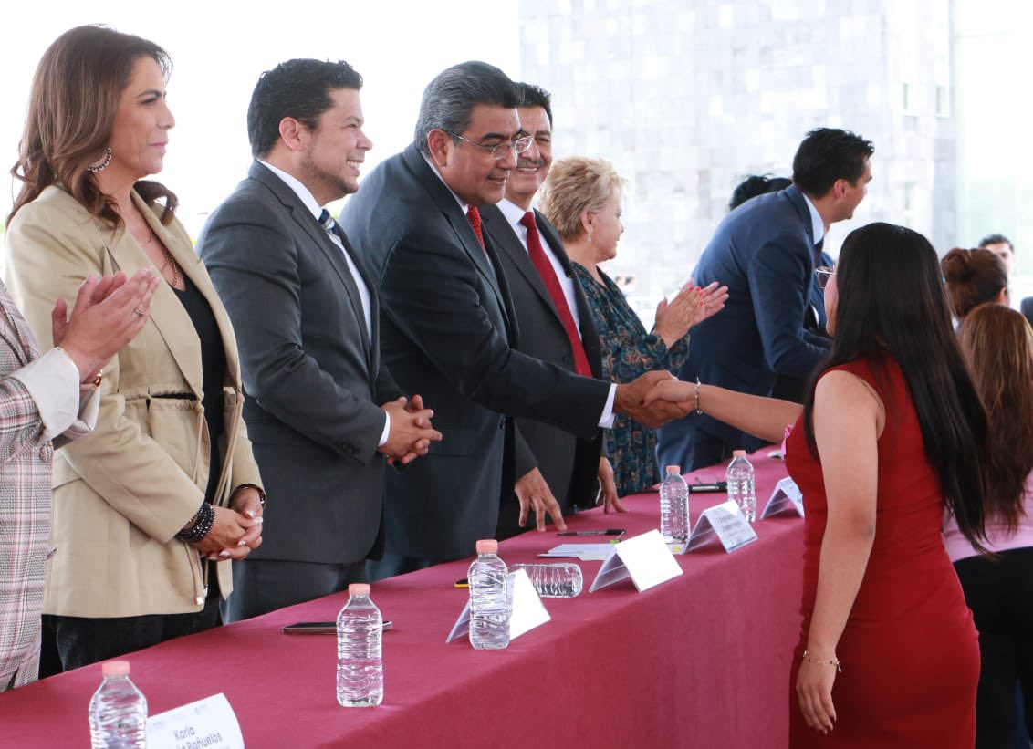 SergioSalomonC's tweet image. Una de las razones por las que #Puebla sigue acelerando, es gracias a que contamos con gente muy trabajadora y bien calificada ✔️🧑‍💻👨‍💼

Felicito mucho a quienes hoy entregamos su certificado del @ICATEP_Oficial, junto a su director general @JONHYSALAZAR. 

El éxito de lo que hoy…