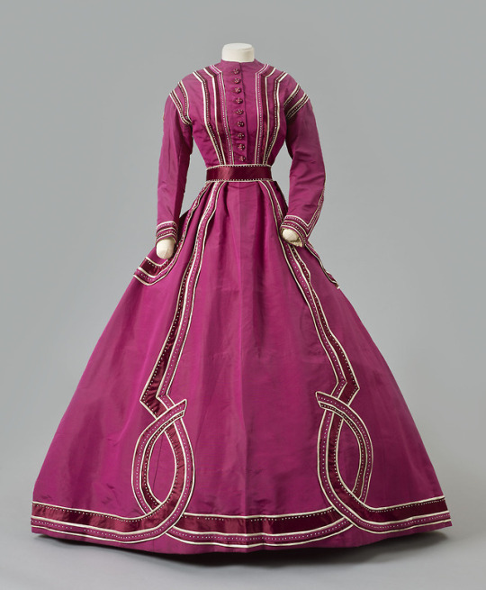 wikivictorian's tweet photo. Day dress, 1867. Albany Institute of History &amp; Art. https://t.co/S6yvq4eO6F