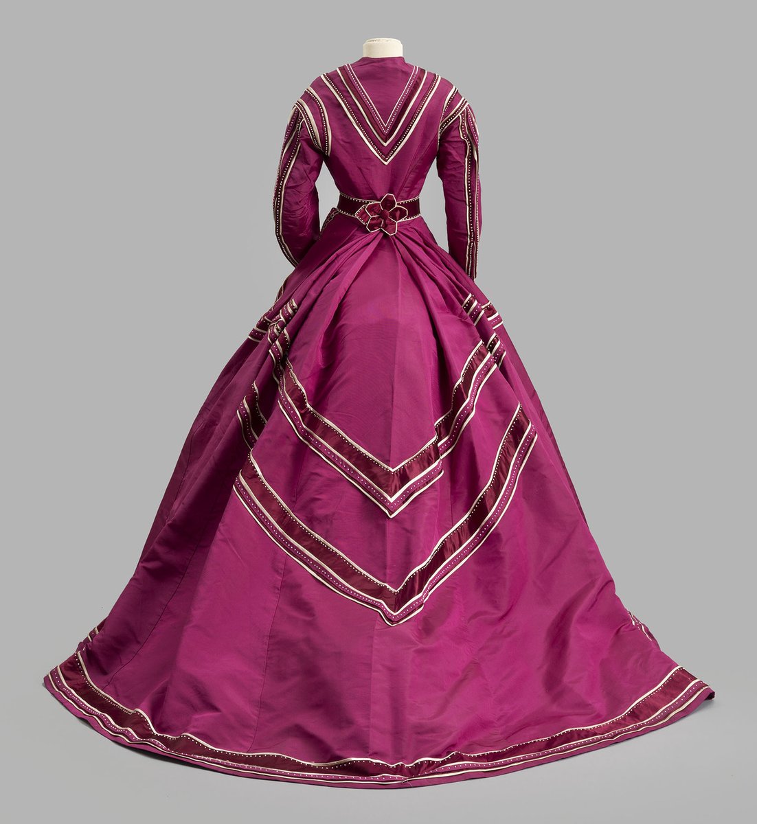 wikivictorian's tweet photo. Day dress, 1867. Albany Institute of History &amp; Art. https://t.co/S6yvq4eO6F