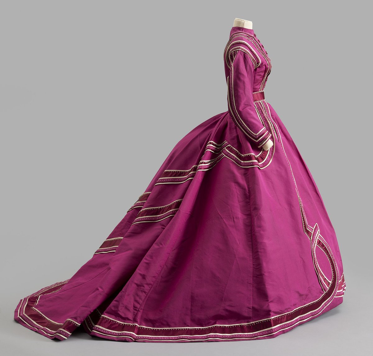 wikivictorian's tweet photo. Day dress, 1867. Albany Institute of History &amp; Art. https://t.co/S6yvq4eO6F
