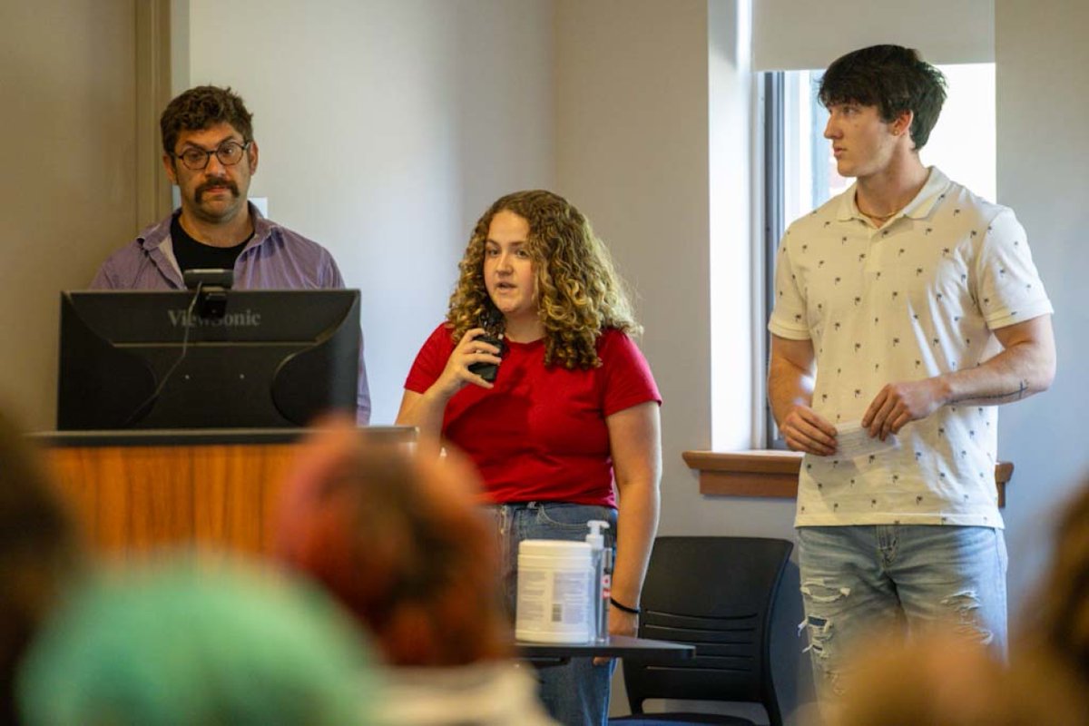 KnoxCollege1837's tweet image. 6-weeks, 4 projects, and a lot of hard work! These students had a successful summer participating in collaborative summer research projects and presenting their work at the end of July. Read about the projects here: knox.edu/offices/resear… #collegeresearch #researchprogram