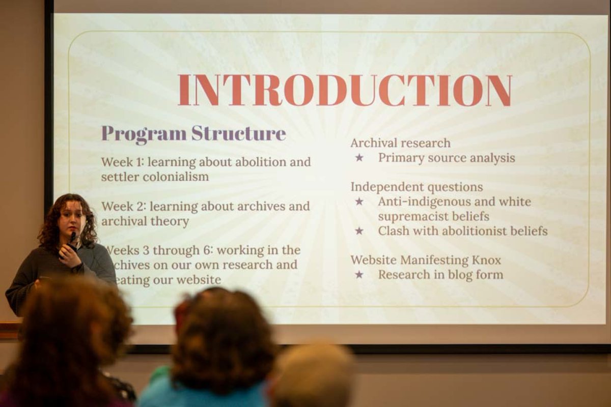 KnoxCollege1837's tweet image. 6-weeks, 4 projects, and a lot of hard work! These students had a successful summer participating in collaborative summer research projects and presenting their work at the end of July. Read about the projects here: knox.edu/offices/resear… #collegeresearch #researchprogram