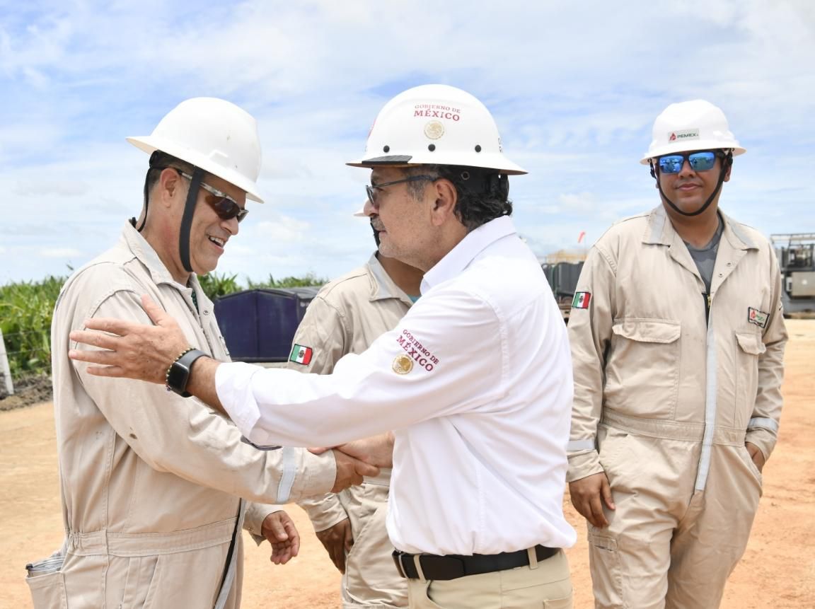 enlace_tabasco's tweet photo. #Entérate | El Director General de @Pemex, el Ing. @OctavioRomero_O, hizo una visita al pozo Cibix 401 en Jalpa de Méndez, #Tabasco, supervisando el avance en el desarrollo del campo #Cibix donde se iniciará la perforación de 4 nuevos pozos.
#EnlaceTabasco https://t.co/menqeW85rB