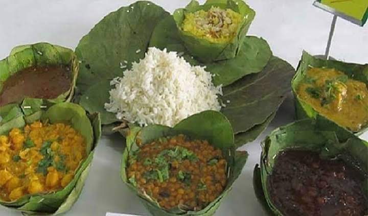 Sanatani_Purnim's tweet image. दोने पत्तल का महत्व क्या आप जानते हैं नहीं तो जानें यह लाभकारी गुण जो आपको और पर्यावरण दोनों को तन्दरुस्त रखते हैं

एक बहुत छोटी सी बात है पर हमने उसे विस्मृत कर दिया हमारी भोजन संस्कृति, इस भोजन संस्कृति में बैठकर खाना और उस भोजन को &quot;दोने पत्तल&quot; पर परोसने का बड़ा महत्व था कोई भी…