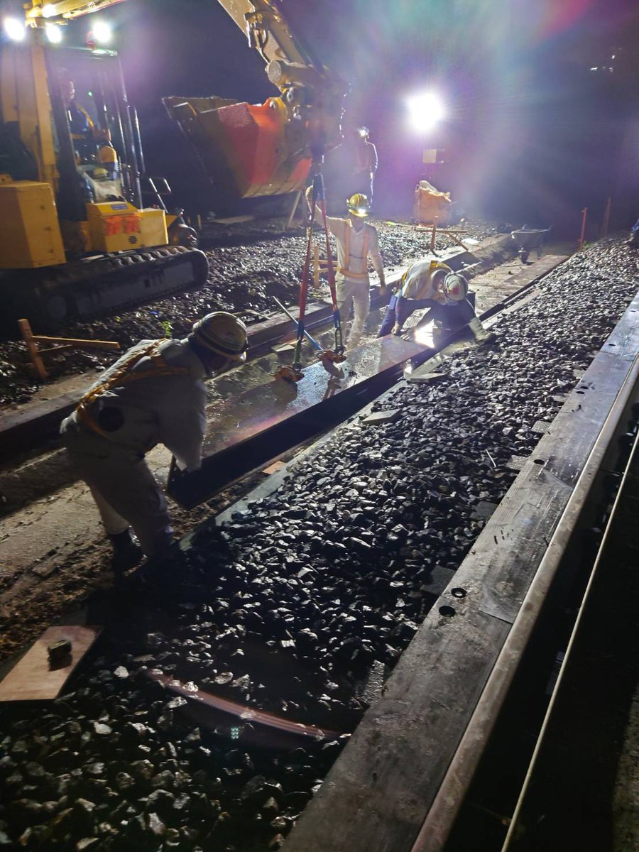 MARUTA_KIRIKU's tweet photo. 数年続く京都市の橋梁架替え工事。
線路の上に架かっている道路橋を約8年かけて新しいものに架け替えていきます。
MARUTAは軌陸車を使った作業を任されています✨
#JR西日本
#鉄道工事
#鉄道土木
#軌陸車
#PC58
#バックホー
#重機オペレーター募集
#はたらくくるま
#社員募集
#土木男子
#土木女子 https://t.co/ojDDNow0EQ