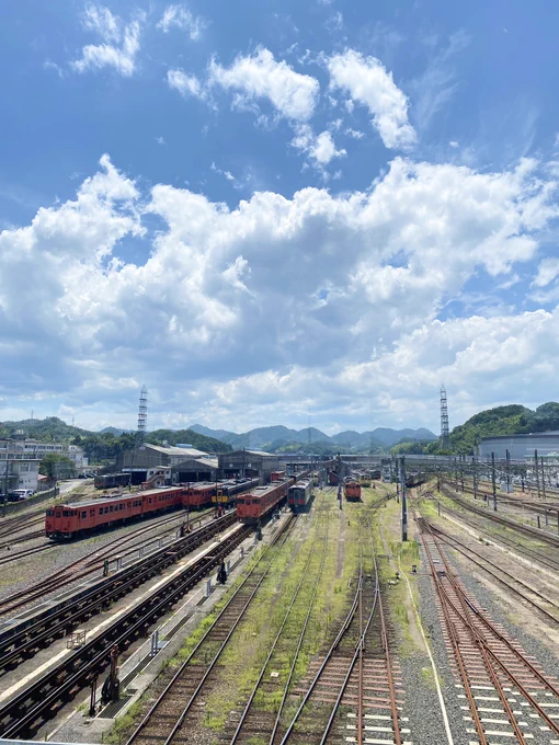 おはよう〜です。4日前ぐらいに撮った写真です。駅が新しくなって電車沢山止まってる所がよく見えるようになってました。(2枚目の写真・通路が出来た。)