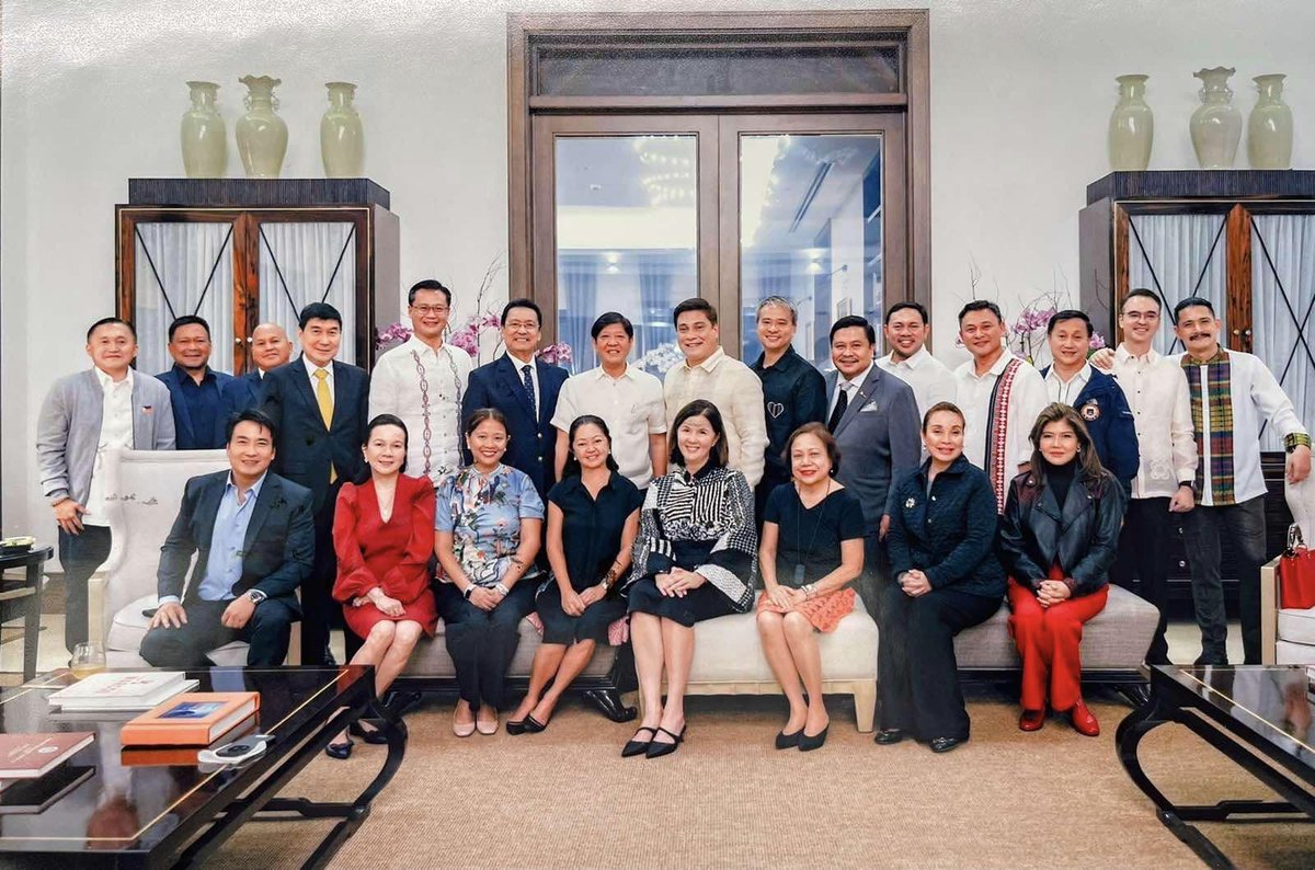 inquirerdotnet's tweet photo. LOOK: Senators get together with President Ferdinand Marcos Jr. and First Lady Liza Marcos in Malacañang Palace on Wednesday, Aug. 2. | 📷: Go/Facebook https://t.co/vMk7iU6TrT