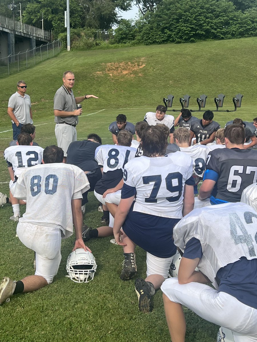 RoeCoFootball's tweet photo. Great to have Coach @bjmurp2 stop by this morning and talk to our team! https://t.co/HTMzXchJuA