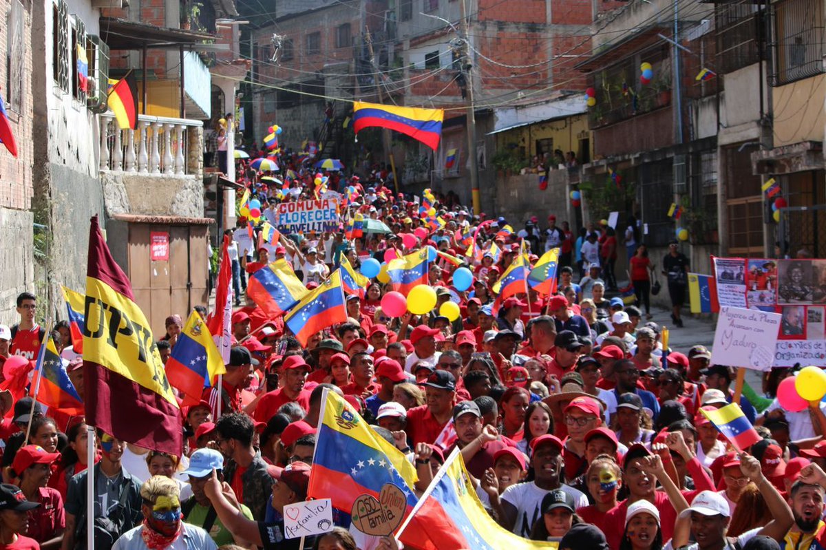 NicolasMaduro's tweet photo. Las mujeres y hombres de Las Clavellinas de Guarenas, municipio Plaza del estado Miranda, salieron a llenar las calles de amor y alegría para demostrar que aquí hay bastante pueblo resteado, valiente y decidido a continuar el camino de la felicidad social, el bienestar y el Socialismo Bolivariano. ¡Vaya mi abrazo para ustedes, querido pueblo de Las Clavellinas!