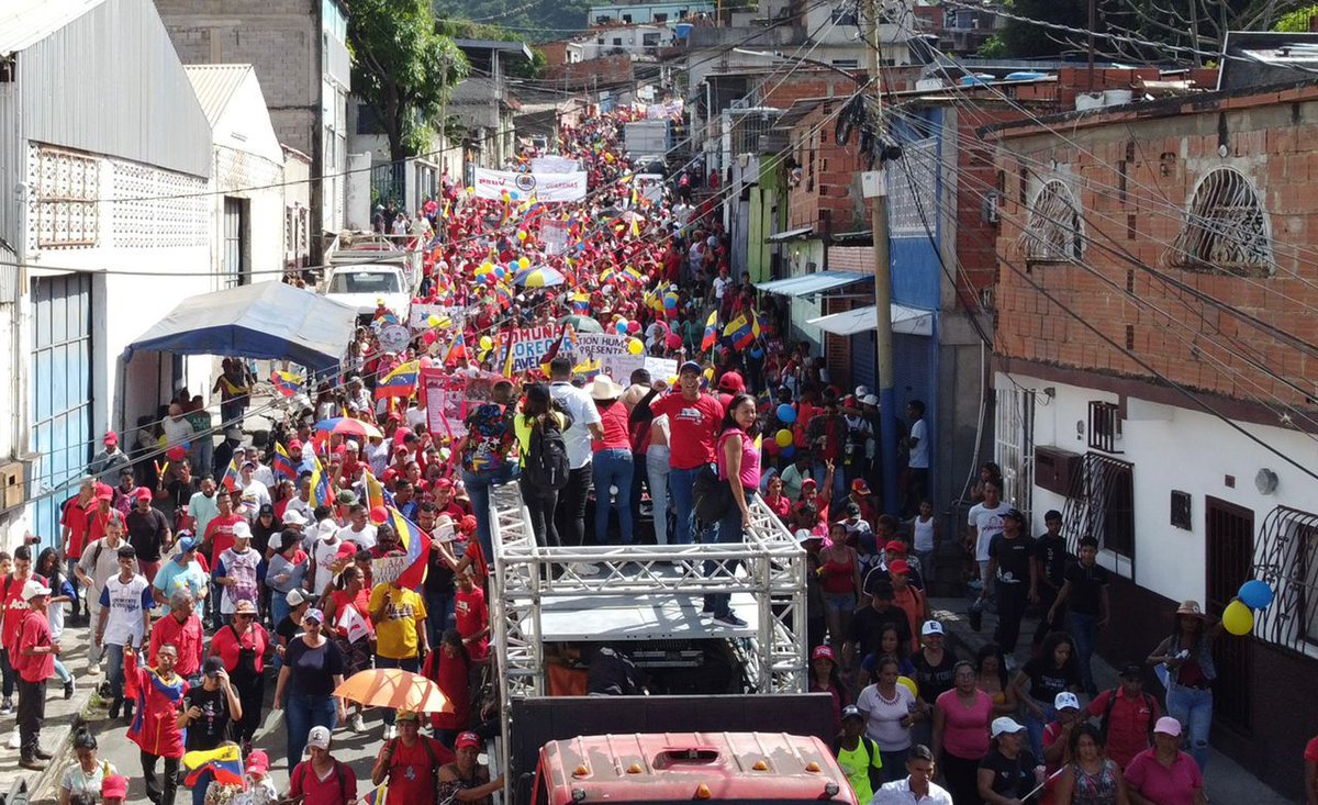 NicolasMaduro's tweet photo. Las mujeres y hombres de Las Clavellinas de Guarenas, municipio Plaza del estado Miranda, salieron a llenar las calles de amor y alegría para demostrar que aquí hay bastante pueblo resteado, valiente y decidido a continuar el camino de la felicidad social, el bienestar y el Socialismo Bolivariano. ¡Vaya mi abrazo para ustedes, querido pueblo de Las Clavellinas!