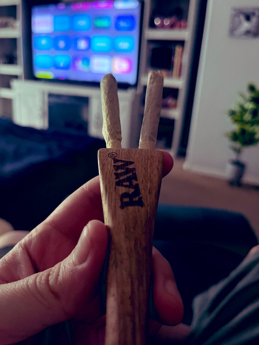 DankSinatraIVXX's tweet photo. Introducing #rawdoublebarrel ! ๐
Gets you 2x higher twice as fast ๐
About to break in the new toy ๐๐ถโ๐ซ๏ธ
#RAW #stoner #CannabisCommunity https://t.co/S1v0xmnmiE