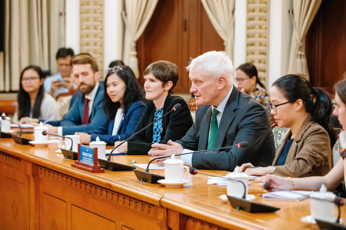EmilyHamblinUK's tweet photo. A good discussion between Minister @grahamstuart and HCMC Vice Chairman Vo Van Huan covering the many areas in which 🇬🇧 is working closely with the city - including financial services, health innovation and education as well as of course net zero and sustainability 🇻🇳 https://t.co/leRMjEccy8