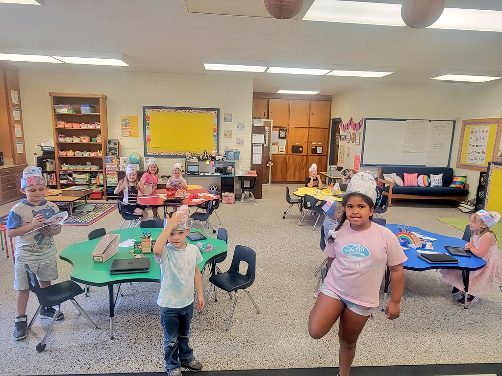 EGMScounseling's tweet photo. Today, I got to do a lesson in @kaaiitt_h class on what my role as a School Counselor is.   We learned just like the Rabbit in the story that a school counselor listens, loves, stays by your side, and helps!   @eastfieldglobal #TheRabbitListened #SchoolCounselor https://t.co/bVcEZnqQnv