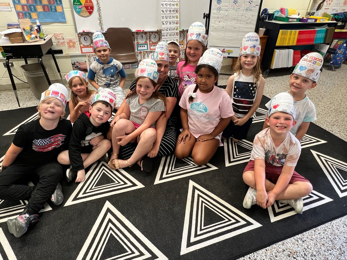 EGMScounseling's tweet photo. Today, I got to do a lesson in @kaaiitt_h class on what my role as a School Counselor is.   We learned just like the Rabbit in the story that a school counselor listens, loves, stays by your side, and helps!   @eastfieldglobal #TheRabbitListened #SchoolCounselor https://t.co/bVcEZnqQnv