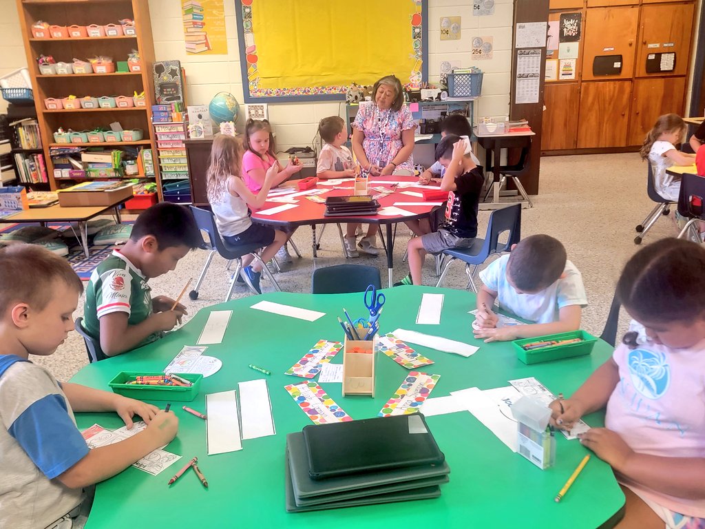 EGMScounseling's tweet photo. Today, I got to do a lesson in @kaaiitt_h class on what my role as a School Counselor is.   We learned just like the Rabbit in the story that a school counselor listens, loves, stays by your side, and helps!   @eastfieldglobal #TheRabbitListened #SchoolCounselor https://t.co/bVcEZnqQnv