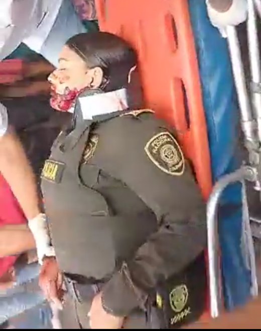Leti_Ariza's tweet photo. Gracias Gustavo Bolivar, por el ejemplo que ha sembrado en los jóvenes, de que la vida de un policía no vale nada.
😔 https://t.co/cDf29hdHXc