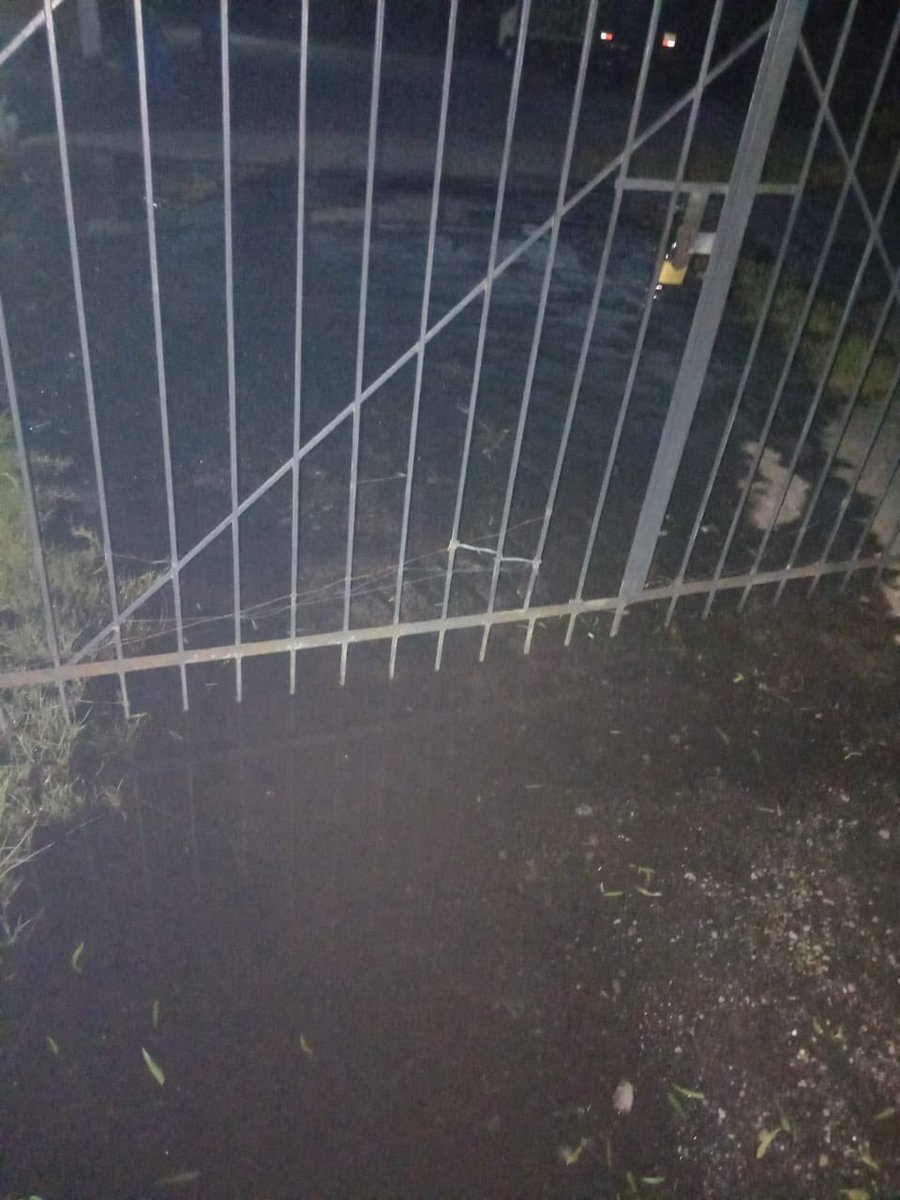 ZUPERCALIMAM's tweet photo. @aguadequito  tenemos una fuga en Nayon, en las calles Mariano Cruz Tipan y Pasaje sin Nombre https://t.co/cBtOYFg4Xc